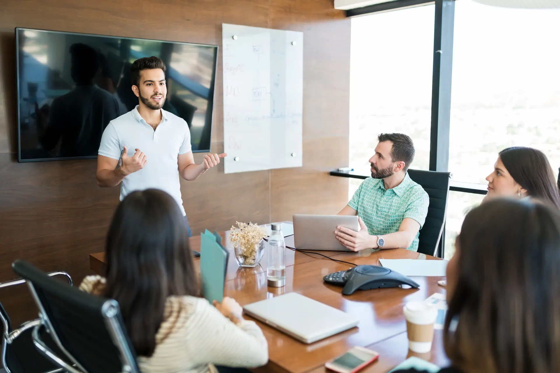 Relator dictando una capacitación a un equipo de trabajo